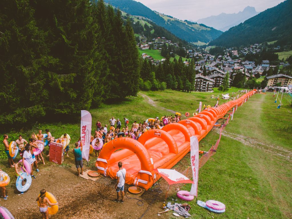 Toboggans aquatiques éphémères les événements incontournables de l'été