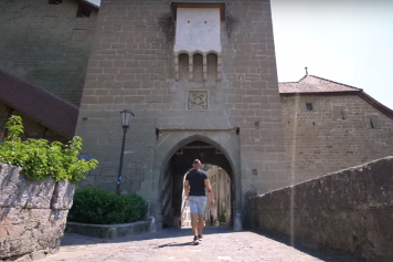 Découvrez les merveilles médiévales de la ville de Fribourg et son aspect au début du XVIIe siècle au travers de jeux de piste et d'une application interactive.