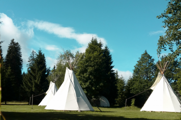 Yourte, wigwam, tipis ou tentes trappeurs dans les Franches-Montagnes (JU)