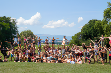 Du 14 au 17 août 2025, festival d'acroyoga au parc La Grange