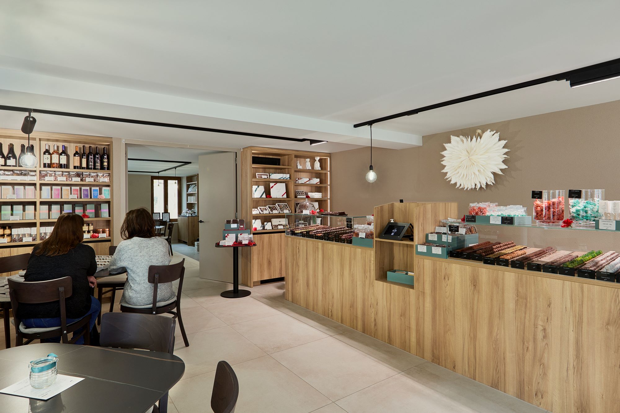 Le Bec fusionne heureusement la boutique chocolatée du rez avec des chambres cosy à l'étage.