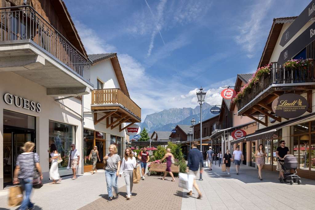 Plus de 160 marques prestigieuses - des sportives Adidas aux élégantes Zimmerli - s’offrent à prix doux dans un décor de chalets grisons.