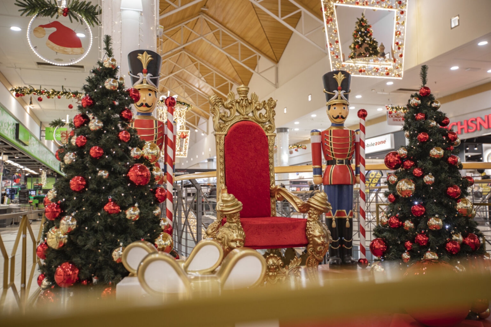 Le père Noël et saint Nicolas ont déjà leur place réservée au Centre Manor Monthey.
