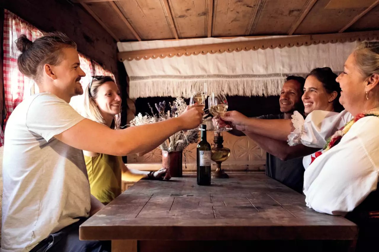 Découvrir le val d'Hérens passe aussi par l'assiette et la convivialité.