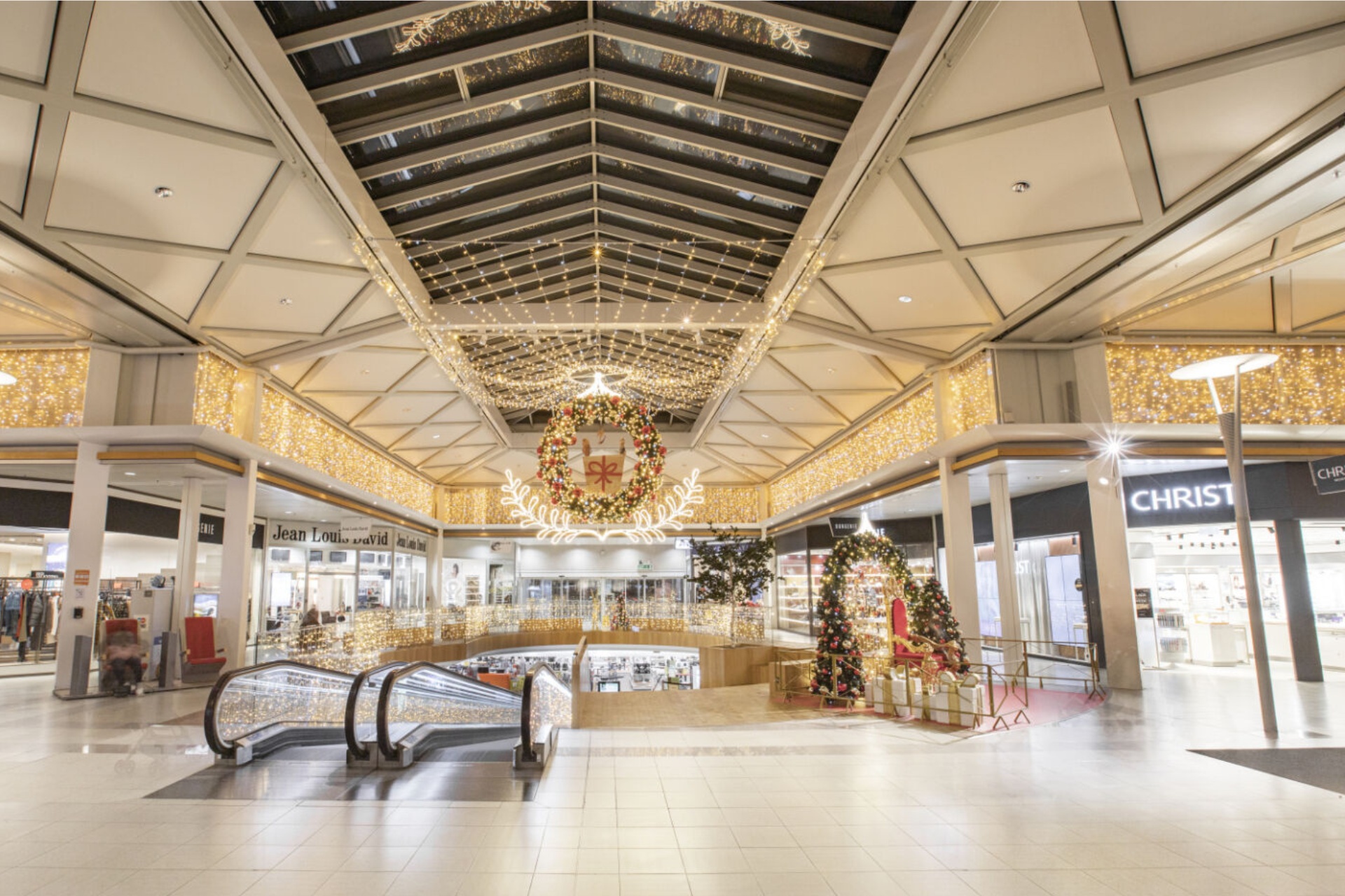 Une forêt de sapins lumineux a poussé dans le Centre Manor Chavanne.