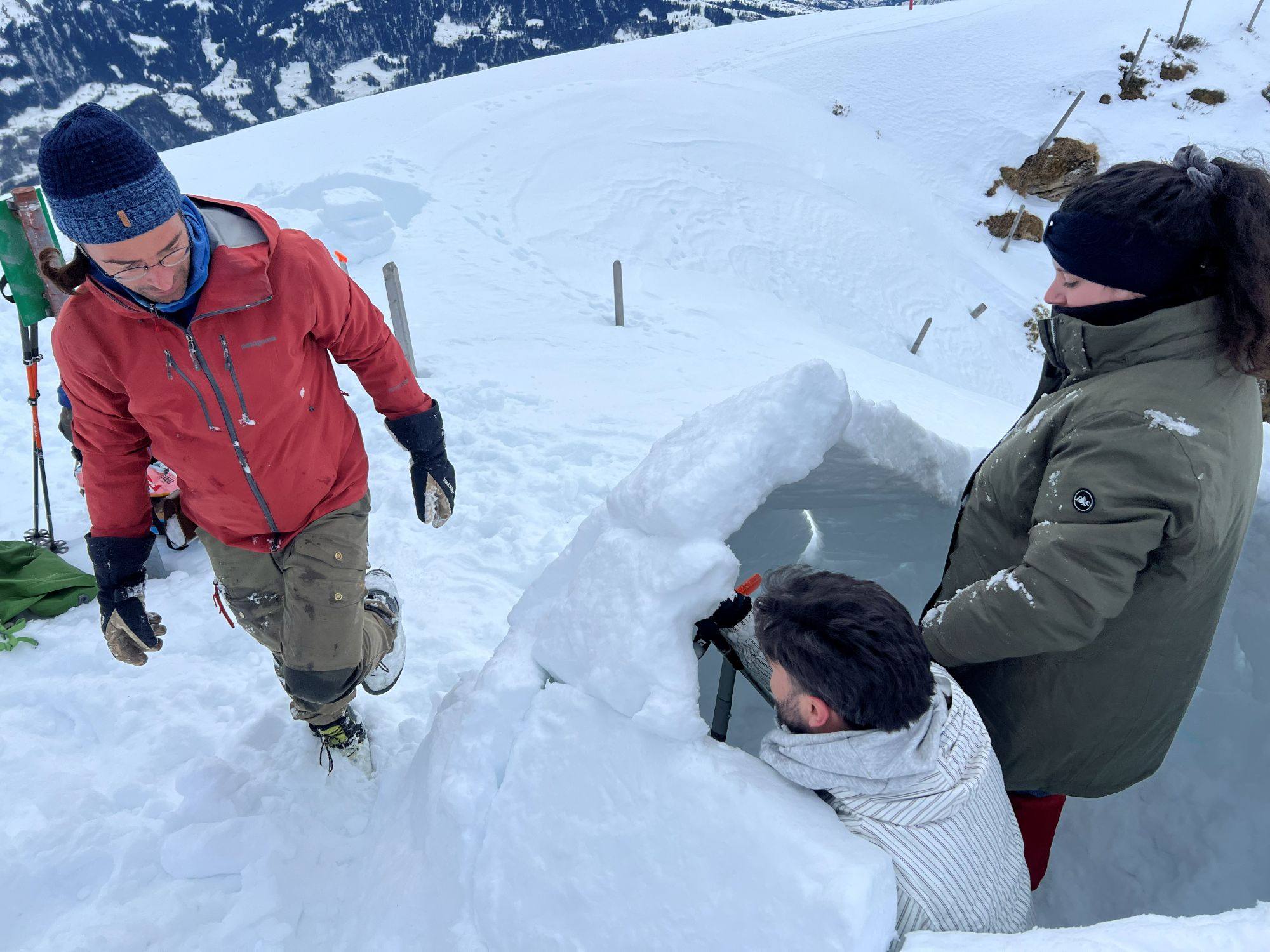 Stage de survivalisme en montagne, construction d'un igloo