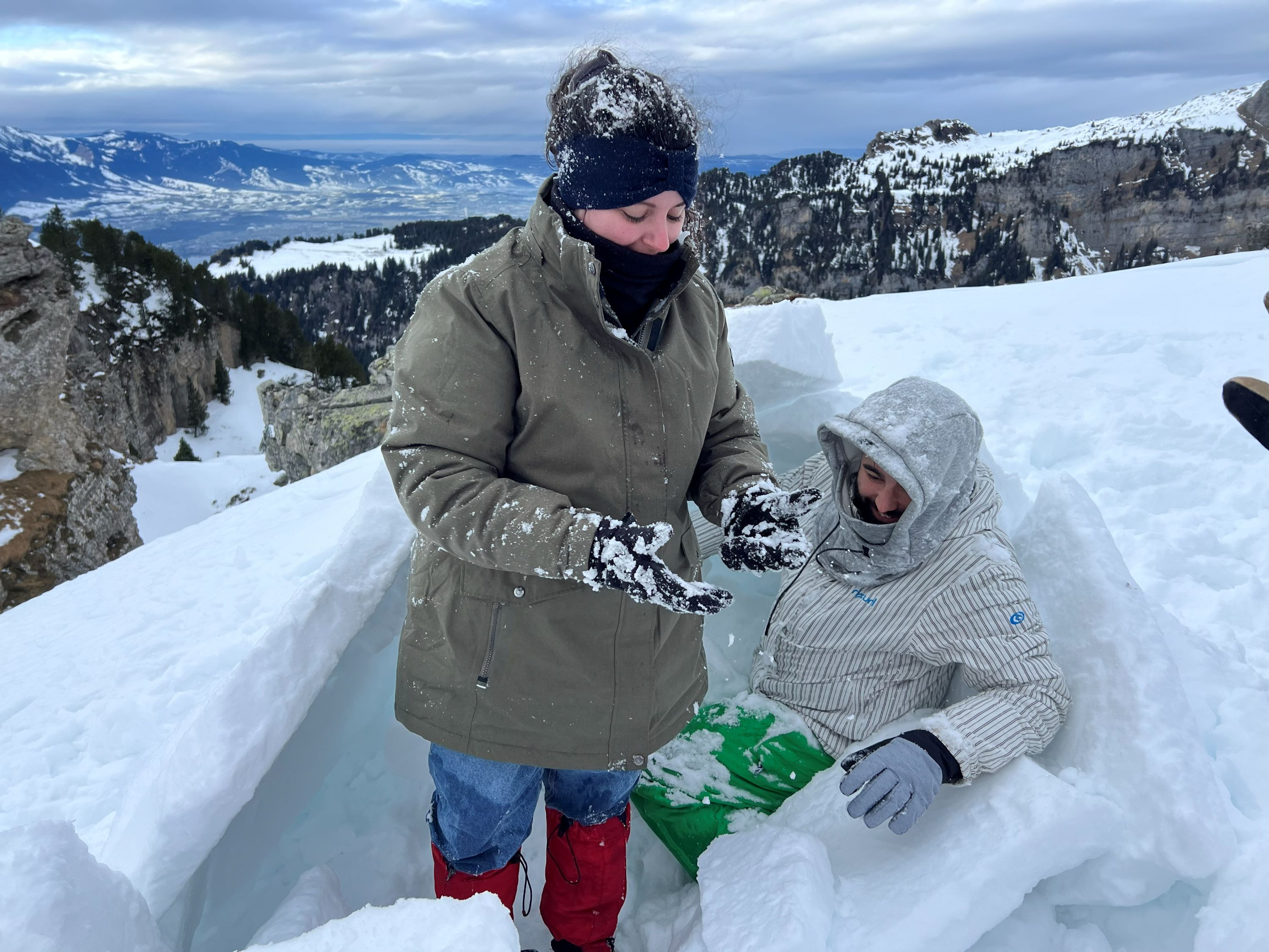 Construction d'un igloo, survivalisme en montagne